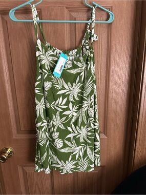 STITCH FIX- NWT Gilli Olive Green and White Palm Print Tank Top